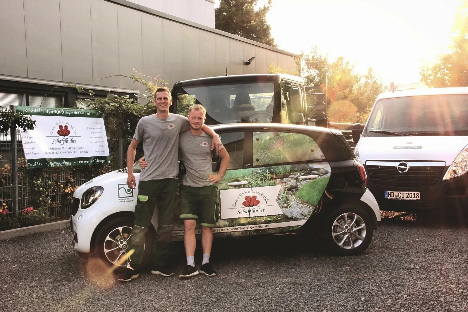 Andreas Schafflhuber (l.), hier mit einem seiner Mitarbeiter, setzt auf mehr Fuhrpark-Effizienz durch Fahrzeugorting in Echtzeit.