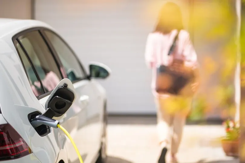 Elektroautos als Firmenwagen lohnen sich: Die vergünstigte Versteuerung schont das Nettogehalt der Mitarbeiter spürbar.
