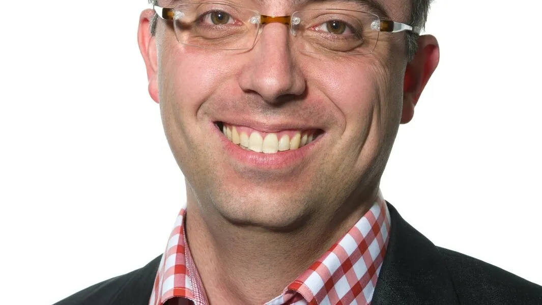 „Zur Qualitätssicherung setzen wir bei der persönlichen Sichtprüfung in ersten Schritten unterstützend KI ein“, erläutert René Roeder, Geschäftsführer von Fleet Innovation