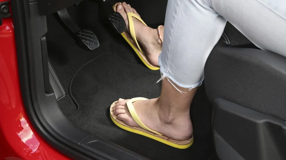 Nach einem Unfall kann ungeeignetes Schuhwerk rechtliche und versicherungsrechtliche Folgen haben.