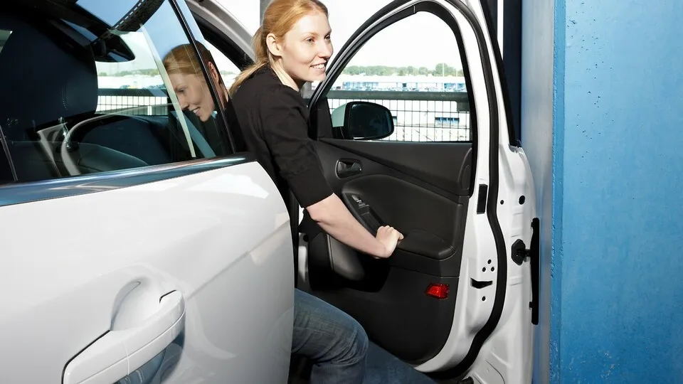 So weit dürfen Sie die Autotür öffnen