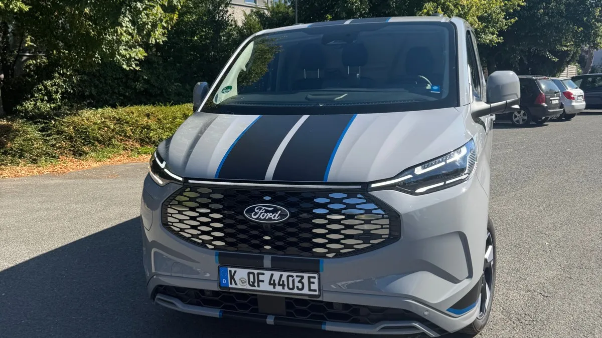 Die Front des Ford E-Transit Custom sieht schick aus.
