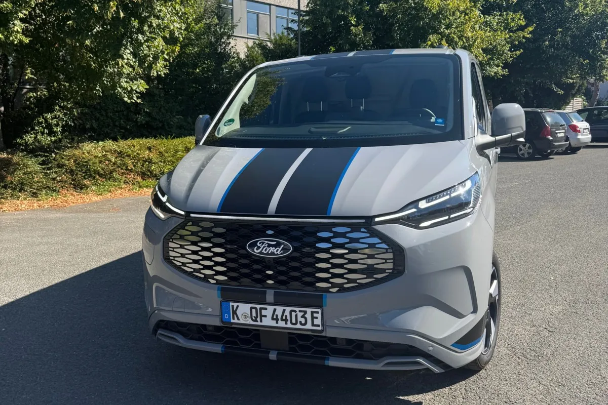 Die Front des Ford E-Transit Custom sieht schick aus.