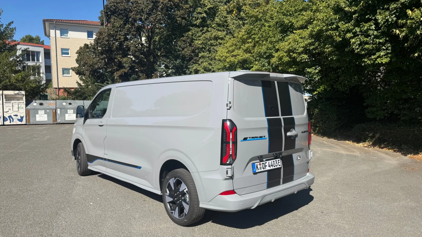 Zwei kleine Dachspoiler geben dem E-Transit Custom eine sportliche Note.