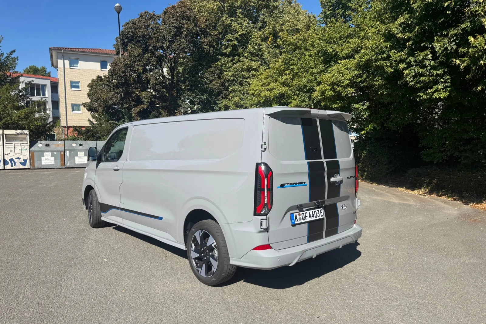 Zwei kleine Dachspoiler geben dem E-Transit Custom eine sportliche Note.