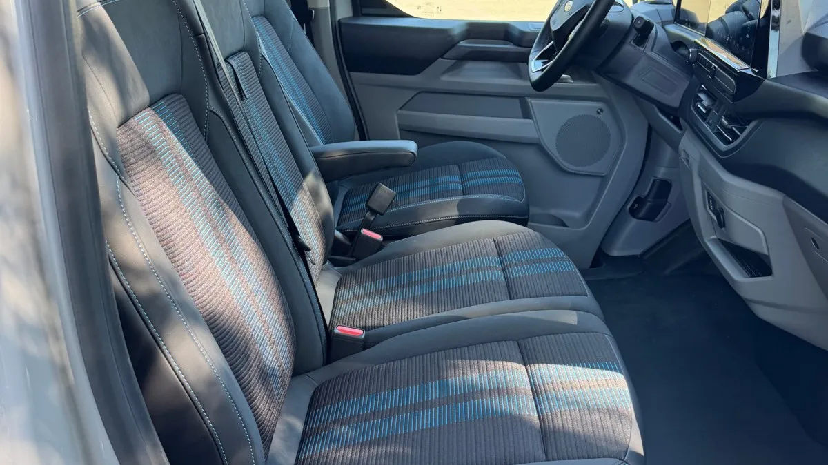 Der Ford E-Transit Custom bietet Platz für drei Personen.
