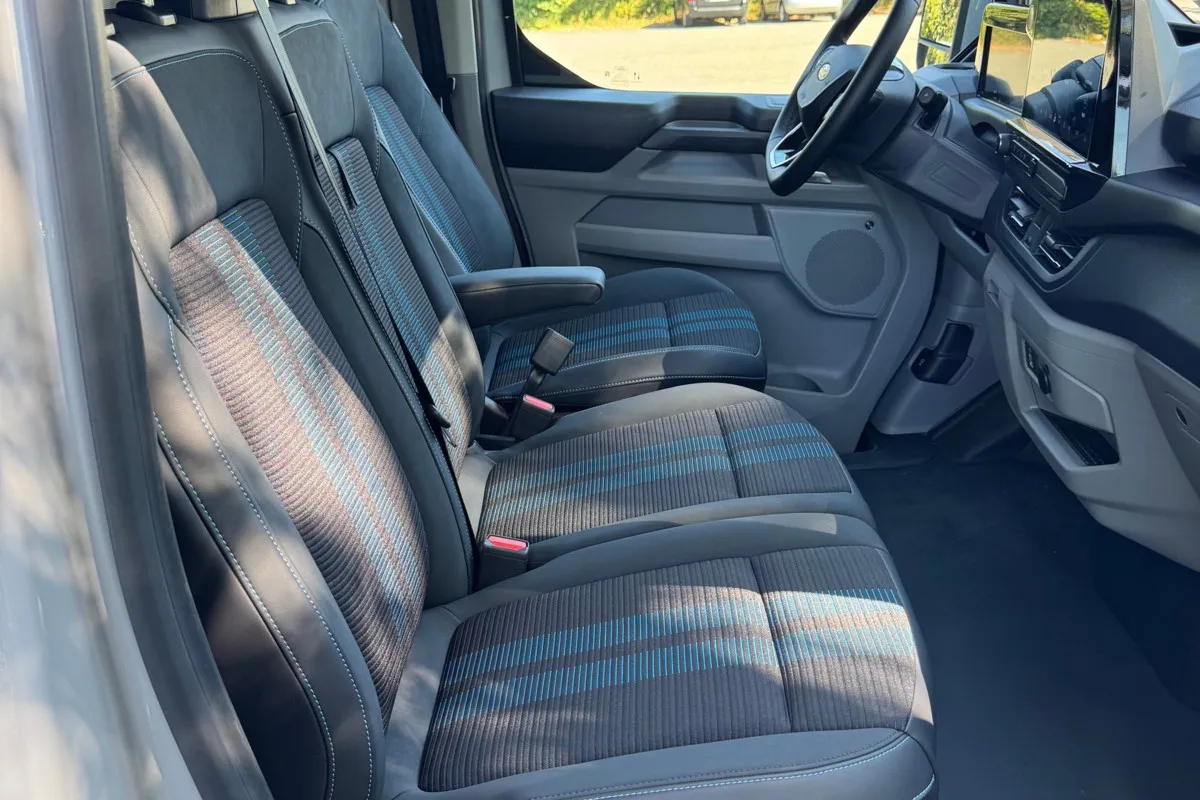 Der Ford E-Transit Custom bietet Platz für drei Personen.