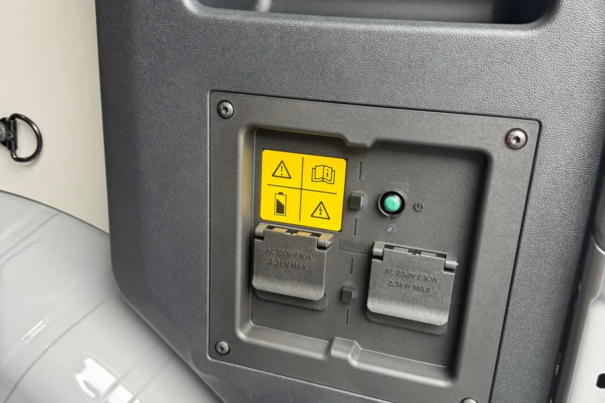 Gleich zwei 220 Volt Steckdosen sind im Laderaum installiert.