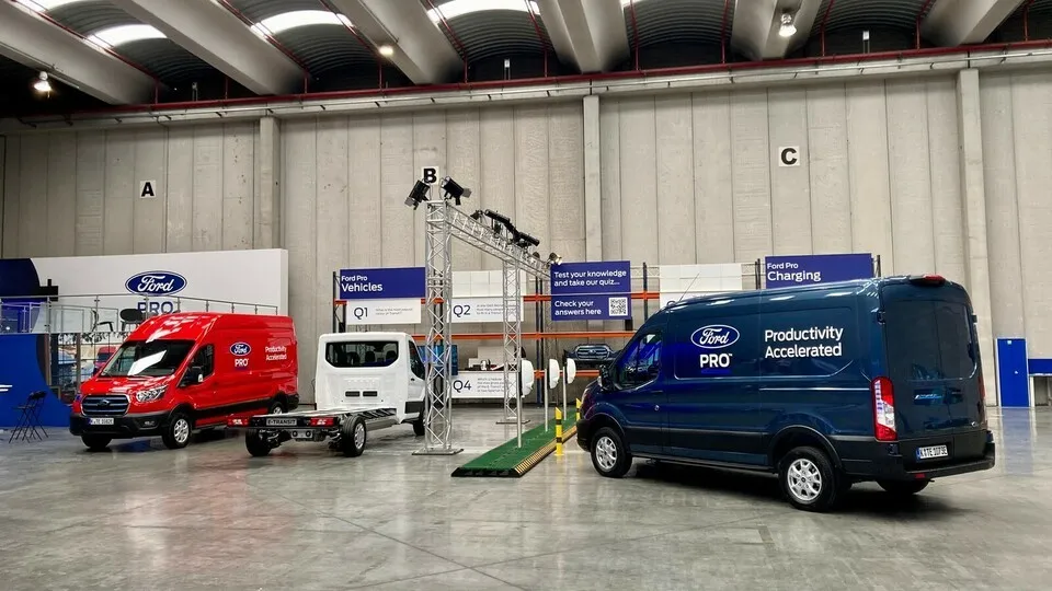 Kasten-Einzelkabine und Fahrgestell sind zwei von drei Karosserievarianten, in denen Ford den vollelektrischen E-Transit liefert.