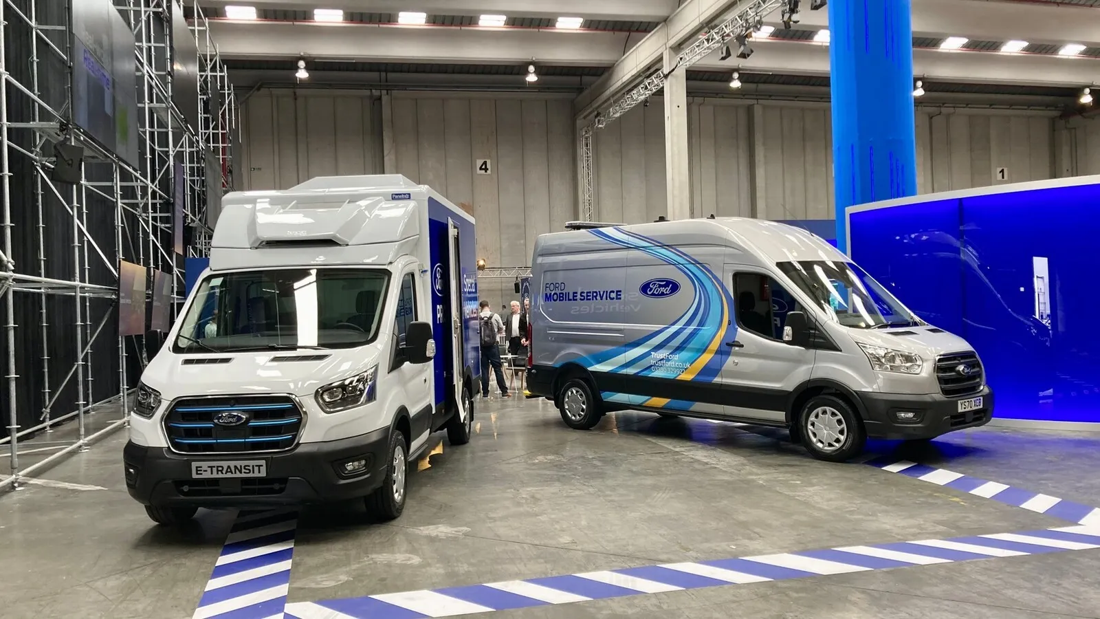 „Ford Pro“ bündelt verschiedene Services vor allem für Nutzfahrzeugkunden. Ein Beispiel ist der mobile Service-Van (rechts).