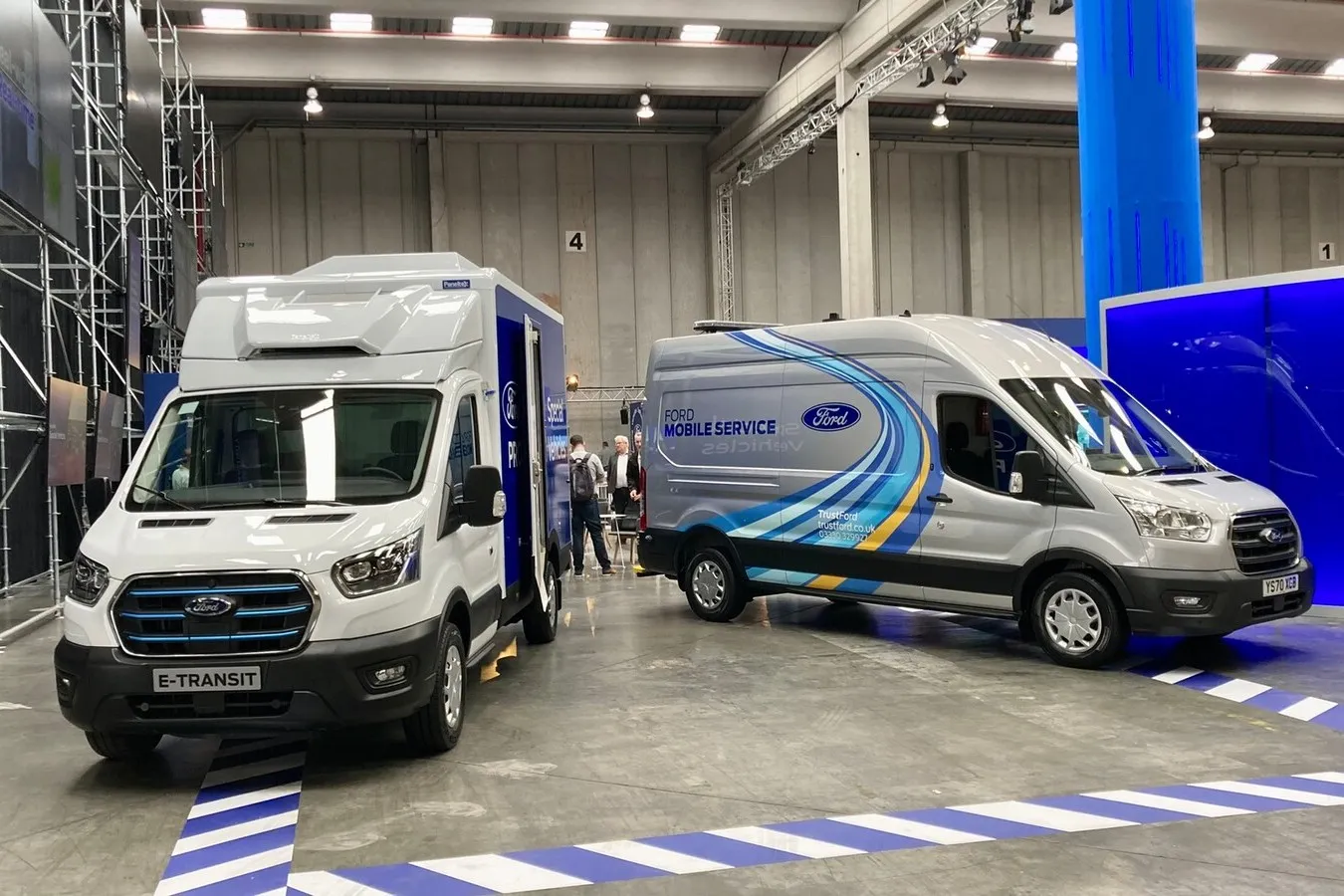 „Ford Pro“ bündelt verschiedene Services vor allem für Nutzfahrzeugkunden. Ein Beispiel ist der mobile Service-Van (rechts).