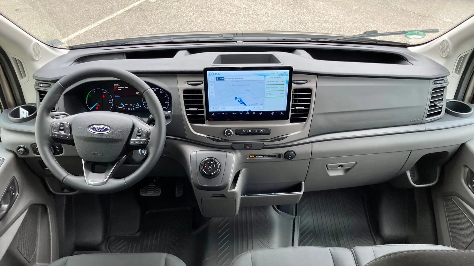 Ford Sync 4 mit 12-Zoll-Touchscreen ist serienmäßig im E-Transit. Ab Trend ist auch ein Navi Standard.
