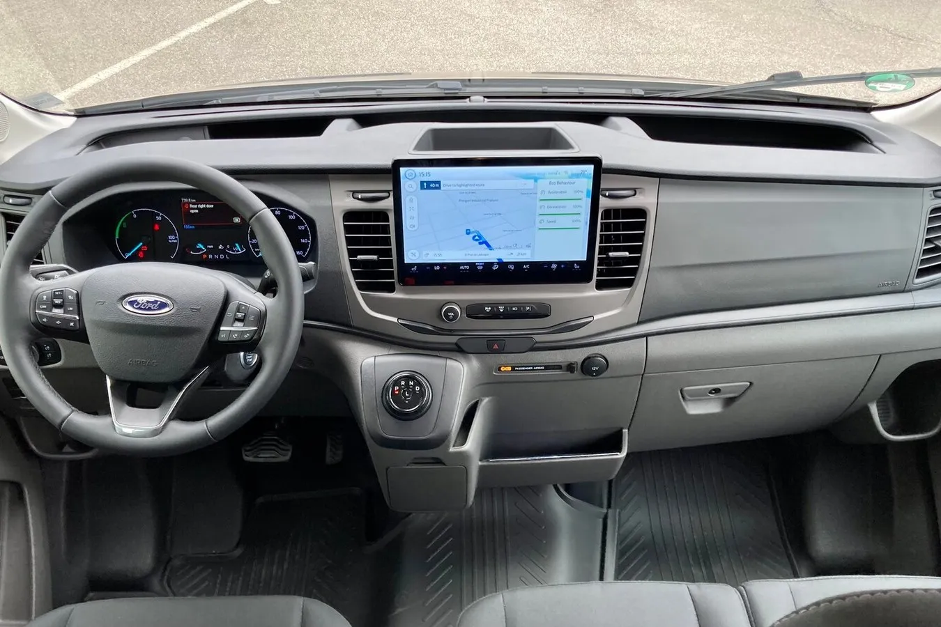 Ford Sync 4 mit 12-Zoll-Touchscreen ist serienmäßig im E-Transit. Ab Trend ist auch ein Navi Standard.