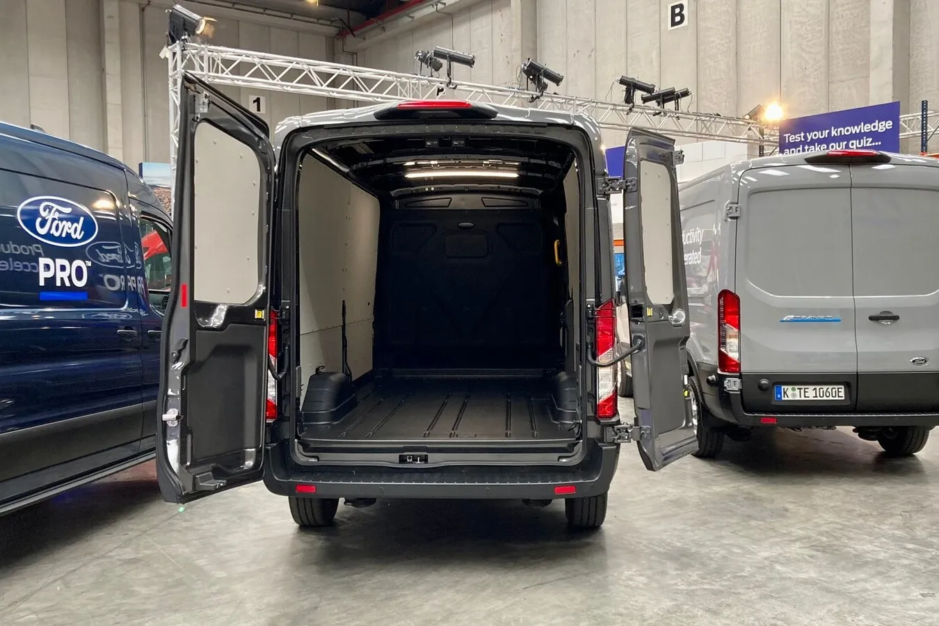 Das Ladevolumen der elektrischen Transit gleicht dem der Diesel-Varianten – Akku im Wagenboden sei Dank.