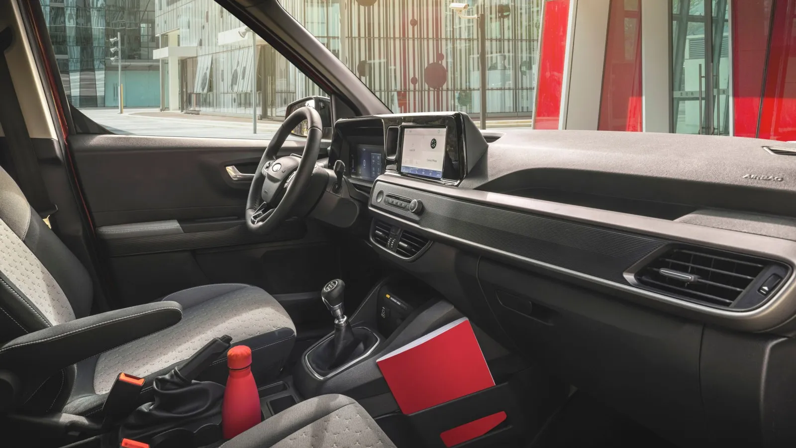 Zwei 12-Zoll-Displays sind Serie im Transit Courier. Im E-Transit Courier wandert der Automatik-Hebel in die Lenksäule.