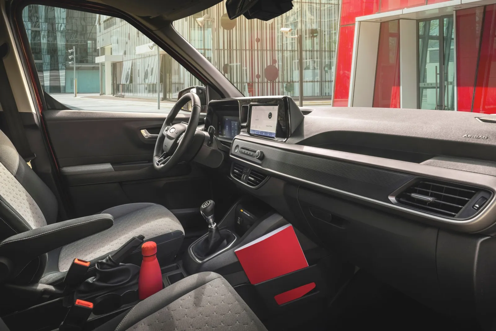 Zwei 12-Zoll-Displays sind Serie im Transit Courier. Im E-Transit Courier wandert der Automatik-Hebel in die Lenksäule.