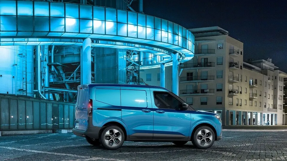 Neuer Kleintransporter von Ford: Der 4,34 Meter lange Transit Courier fährt in seine zweite Generation – erstmals auch elektrisch.
