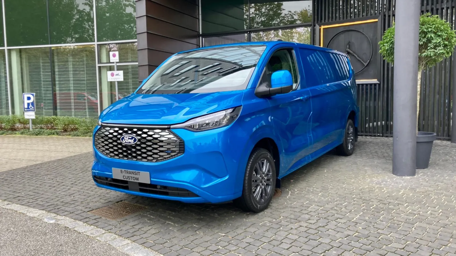 Ab Sommer 2024 bietet Ford den Transit Custom erstmals auch vollelektrisch an.