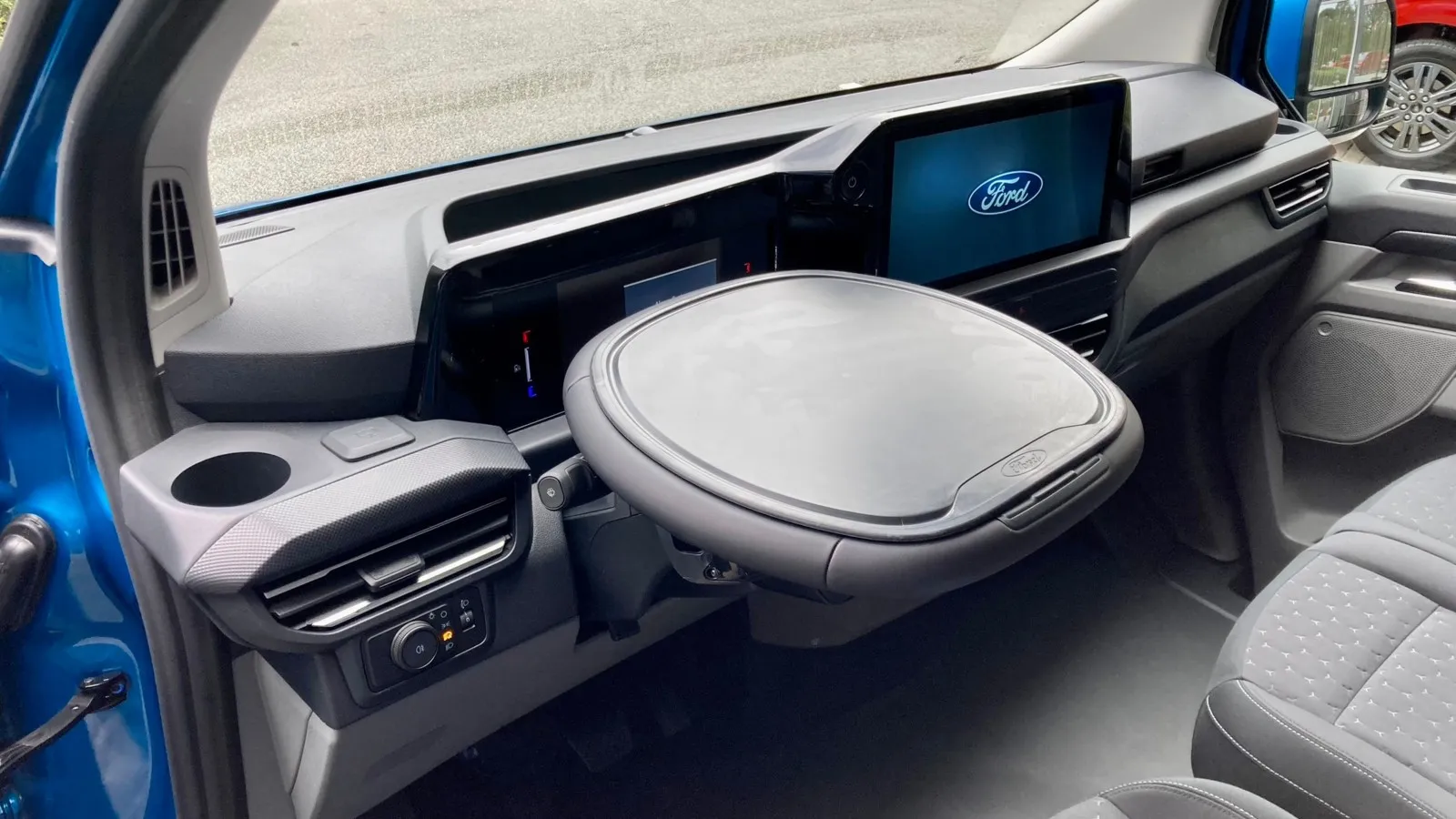 Im Mobile-Office-Paket für 580 Euro lässt sich das Lenkrad des Transit Custom zum mobilen Schreibtisch verwandeln.