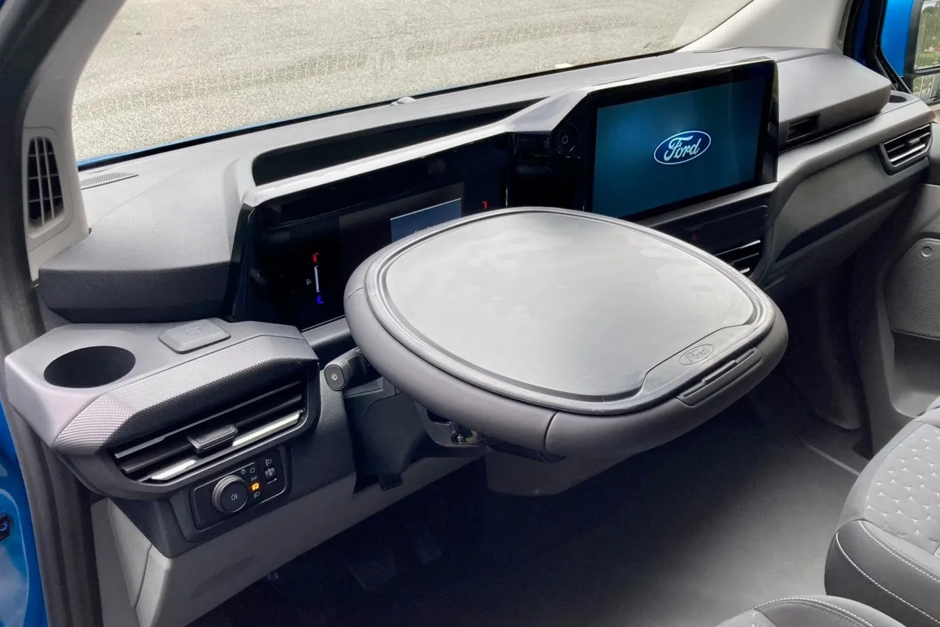 Im Mobile-Office-Paket für 580 Euro lässt sich das Lenkrad des Transit Custom zum mobilen Schreibtisch verwandeln.