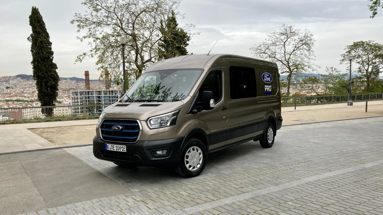 Als dritte Karosserievariante des E-Transit gibt es den Kasten mit Doppelkabine.