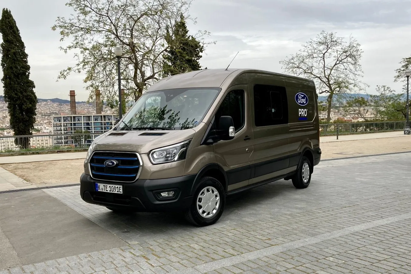 Als dritte Karosserievariante des E-Transit gibt es den Kasten mit Doppelkabine.