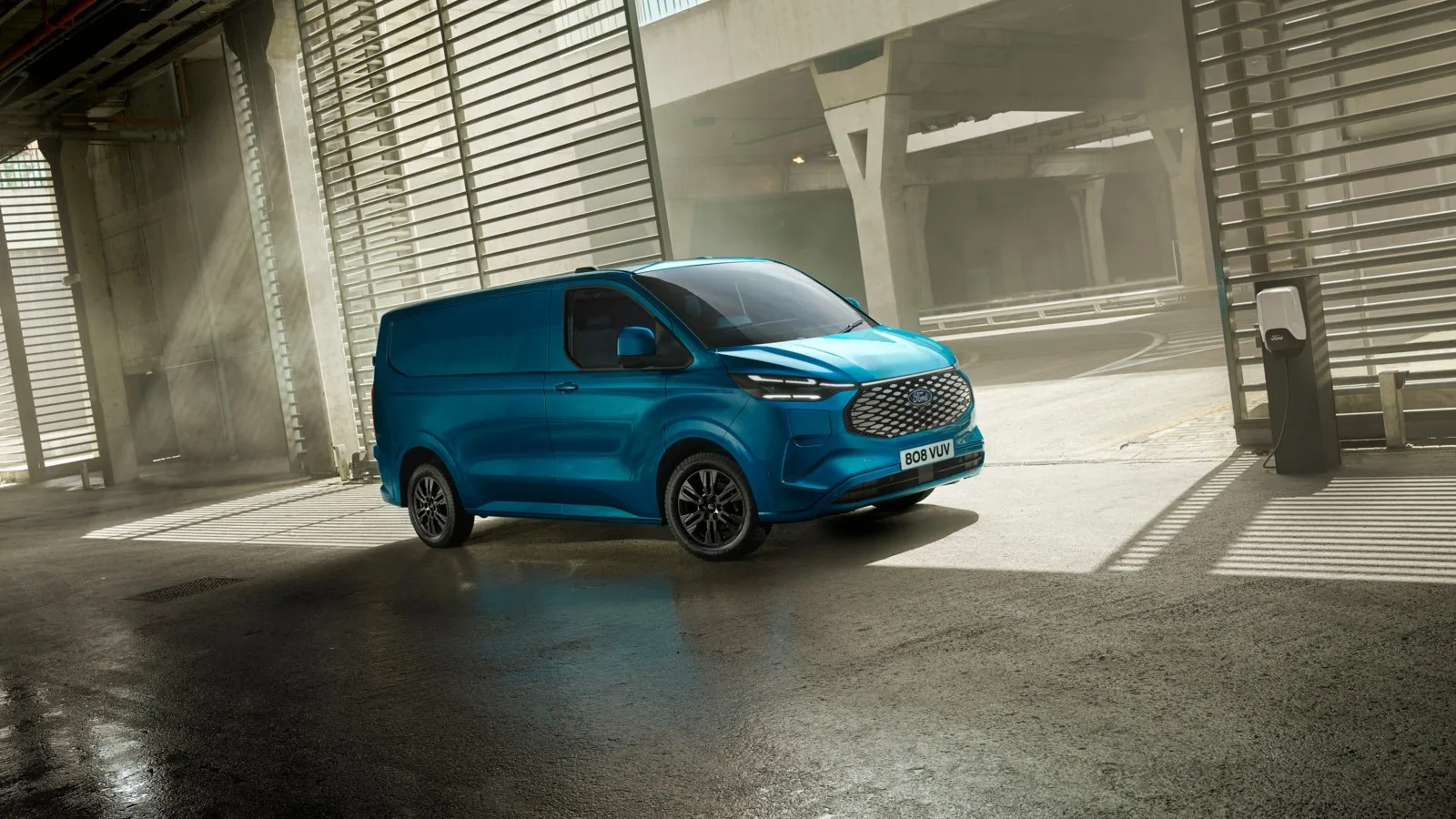 Auf dem Ford-Stand steht der E-Transit Custom im Rampenlicht, der erste vollelektrische mittelgroße Transporter der Kölner.