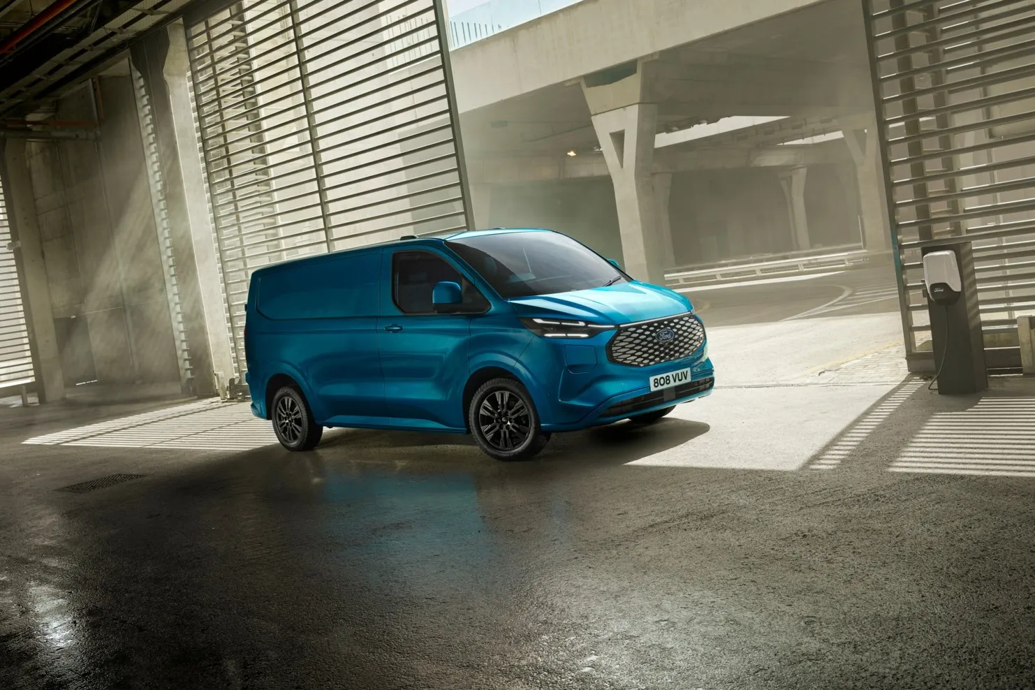 Auf dem Ford-Stand steht der E-Transit Custom im Rampenlicht, der erste vollelektrische mittelgroße Transporter der Kölner.