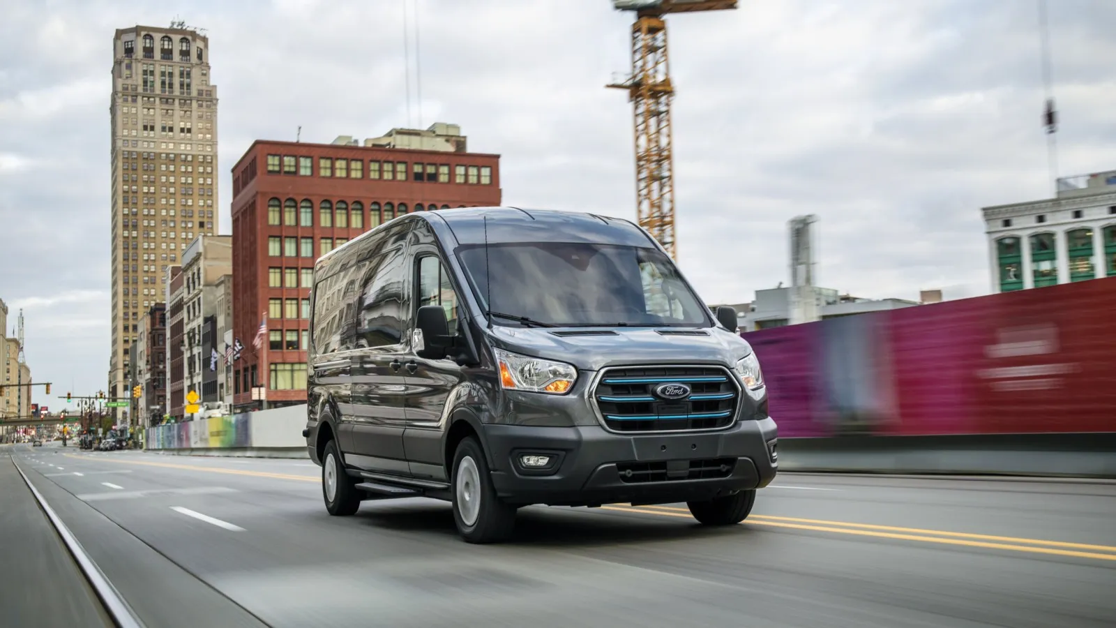 Mit einem Marktanteil von mehr als 50 Prozent dominiert der E-Transit das Segment der 2-Tonnen-Elektro-Transporter in Europa und deckt mit einem Spektrum von 28 Varianten viele Anwendungsfälle von gewerblichen, aber auch privaten Kunden ab.
