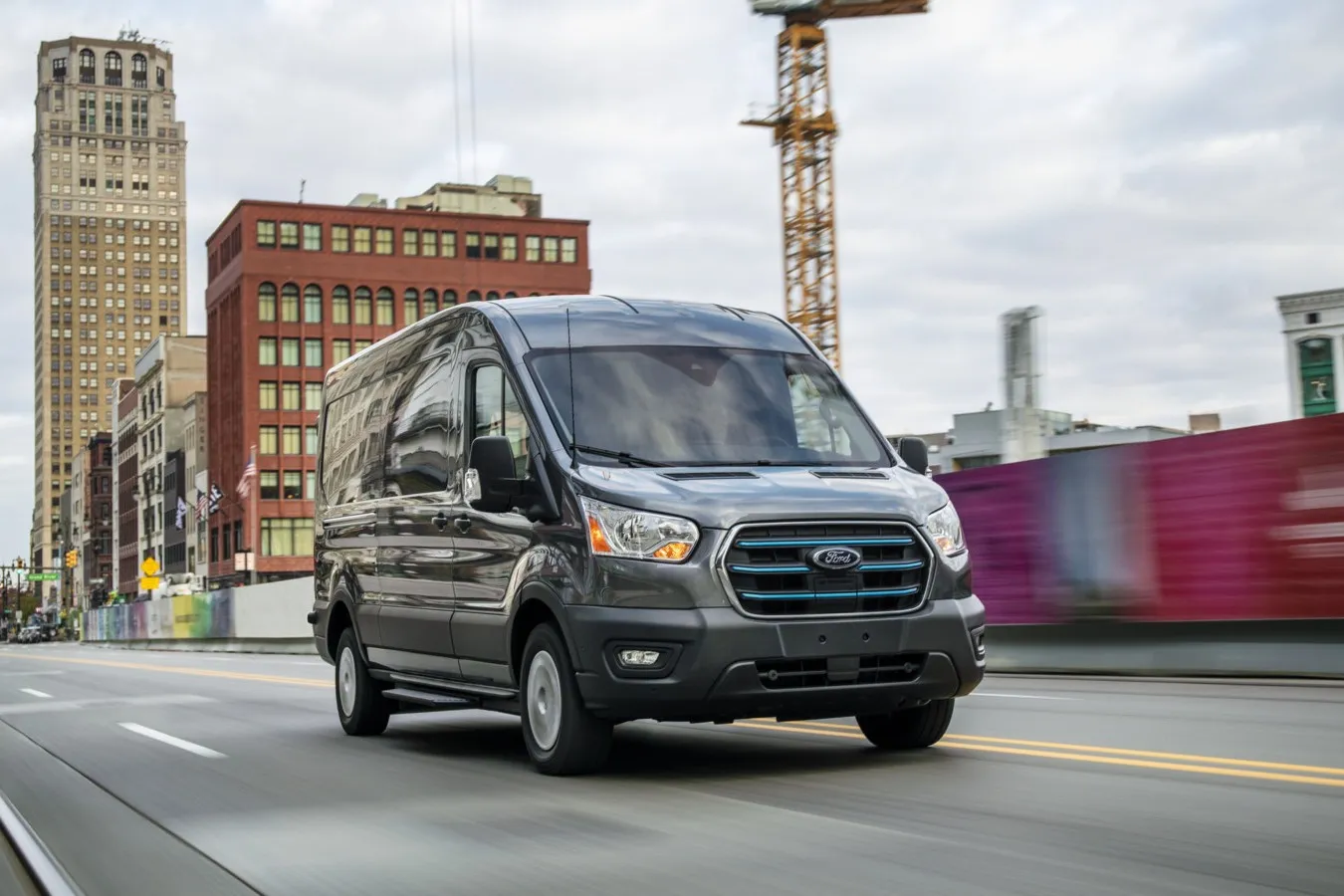 Mit einem Marktanteil von mehr als 50 Prozent dominiert der E-Transit das Segment der 2-Tonnen-Elektro-Transporter in Europa und deckt mit einem Spektrum von 28 Varianten viele Anwendungsfälle von gewerblichen, aber auch privaten Kunden ab.