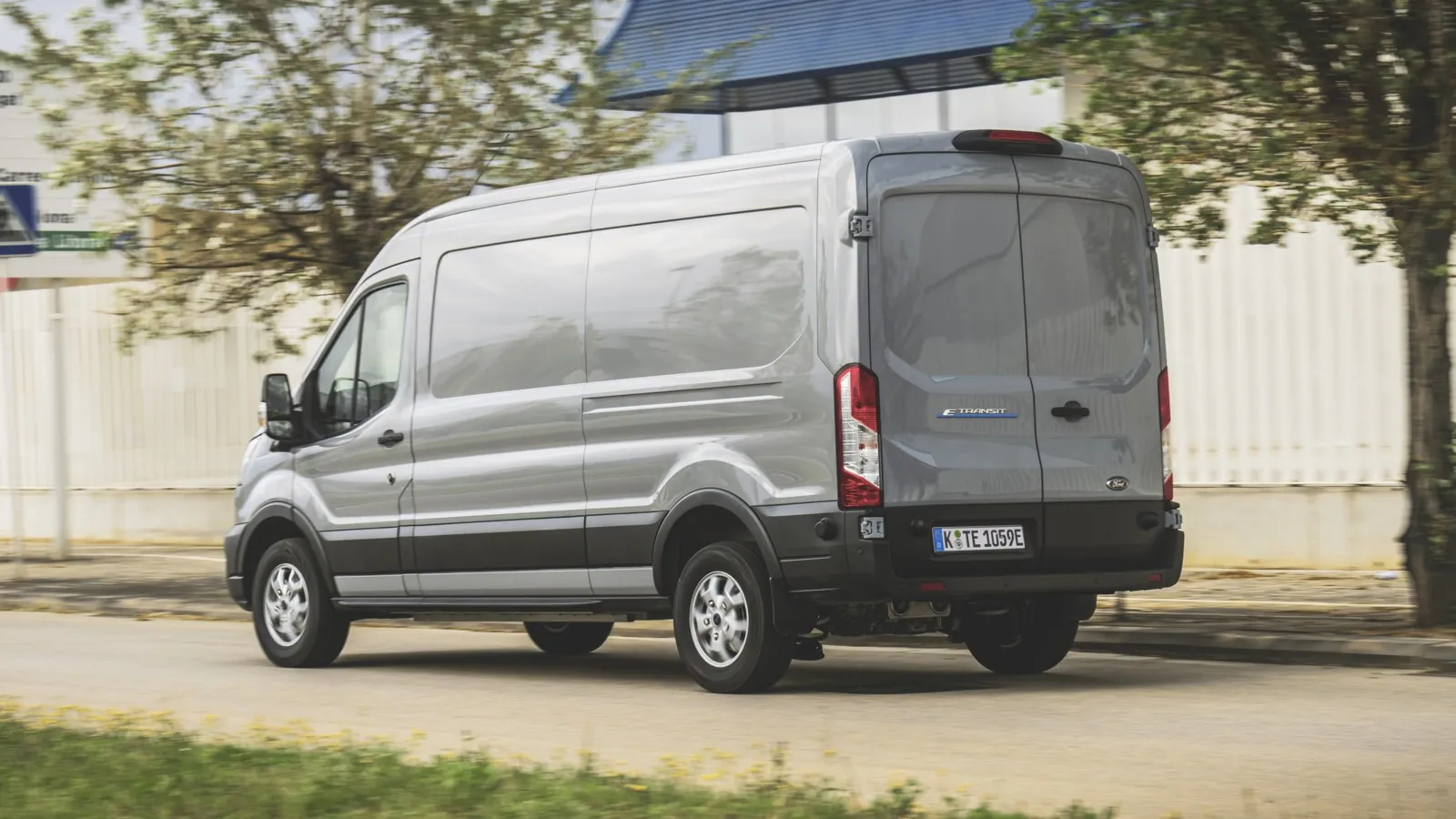 Ford Pro bietet das Erfolgsmodell u. a. mit den zusätzlichen Radständen L3 und L4, die Kastenwagen-Version mit Einzel- und Doppelkabine sowie Fahrgestelle mit zulässigen Gesamtgewichten von 3,5 bis 4,25 Tonnen an.