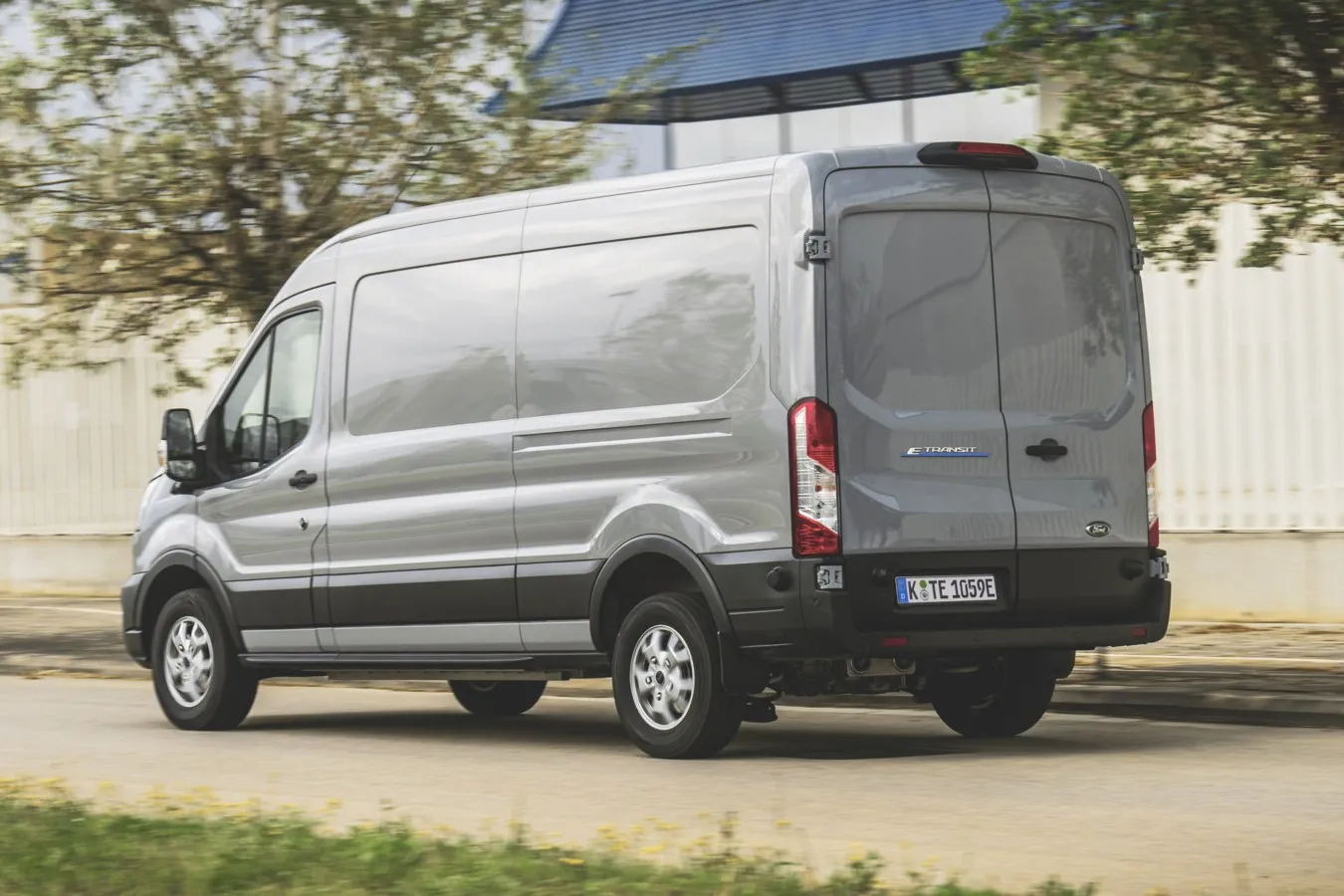 Ford Pro bietet das Erfolgsmodell u. a. mit den zusätzlichen Radständen L3 und L4, die Kastenwagen-Version mit Einzel- und Doppelkabine sowie Fahrgestelle mit zulässigen Gesamtgewichten von 3,5 bis 4,25 Tonnen an.