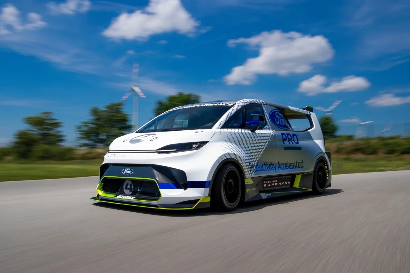 Als Hingucker platziert Ford das Showcar Electric Supervan auf seinem IAA-Stand.