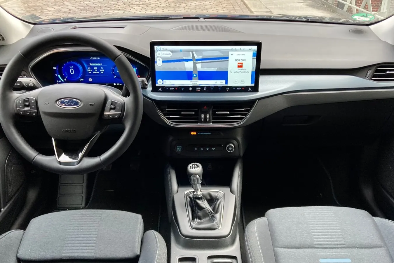 Das Infotainmentsystem Ford Sync 4 mit 13,2-Zoll-Touchscreen ist Serie im Focus. Nur im Cool&Connect bietet Ford es nicht als Standard an, die bisherige Einstiegs-Variante fliegt zum Modelljahreswechsel aber sowieso aus dem Programm.