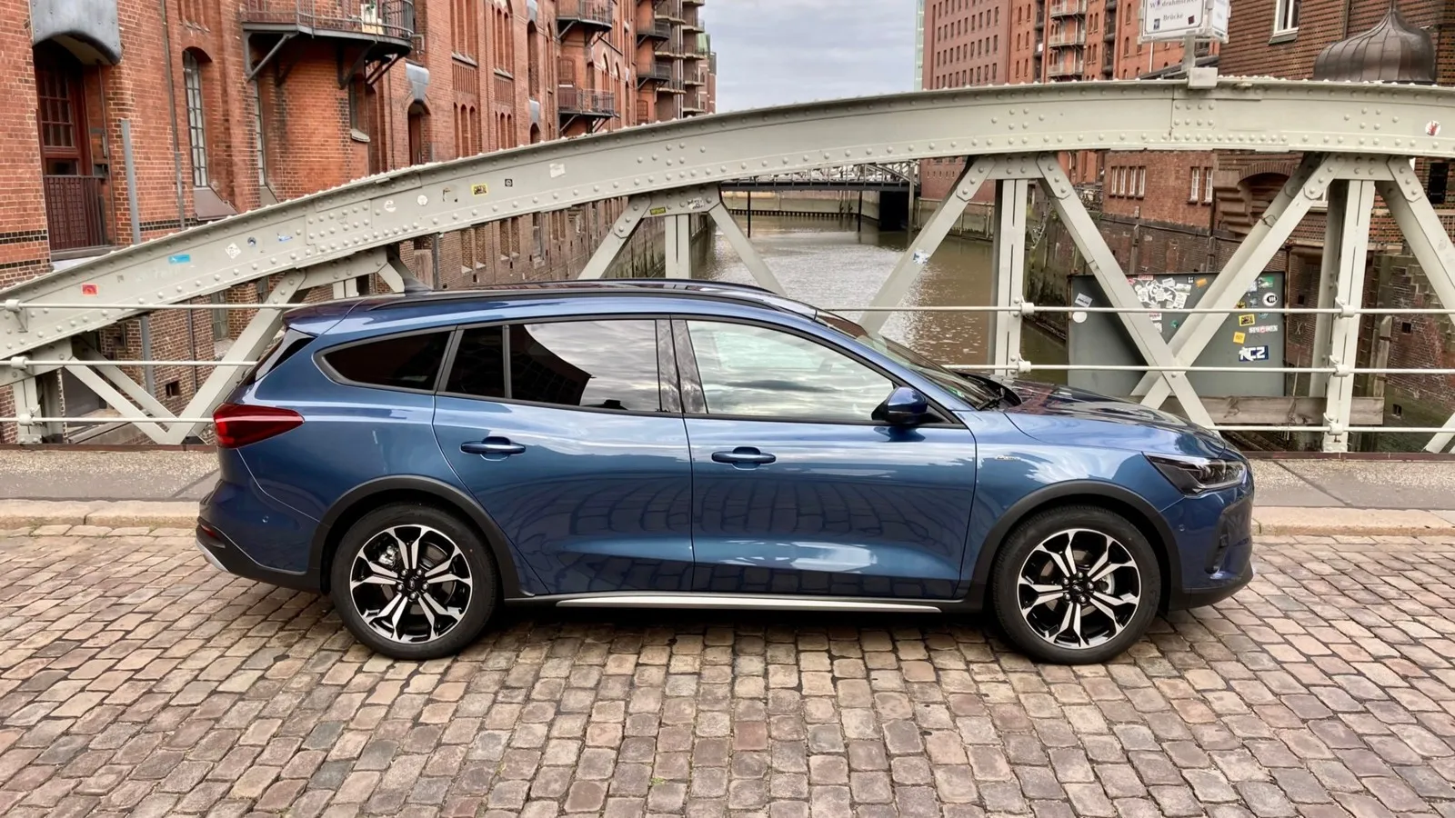 Wer den Ford Focus in einer der Active-Varianten bestellt, bekommt mehr Bodenfreiheit und allerlei optischen Crossover-Zierrat.