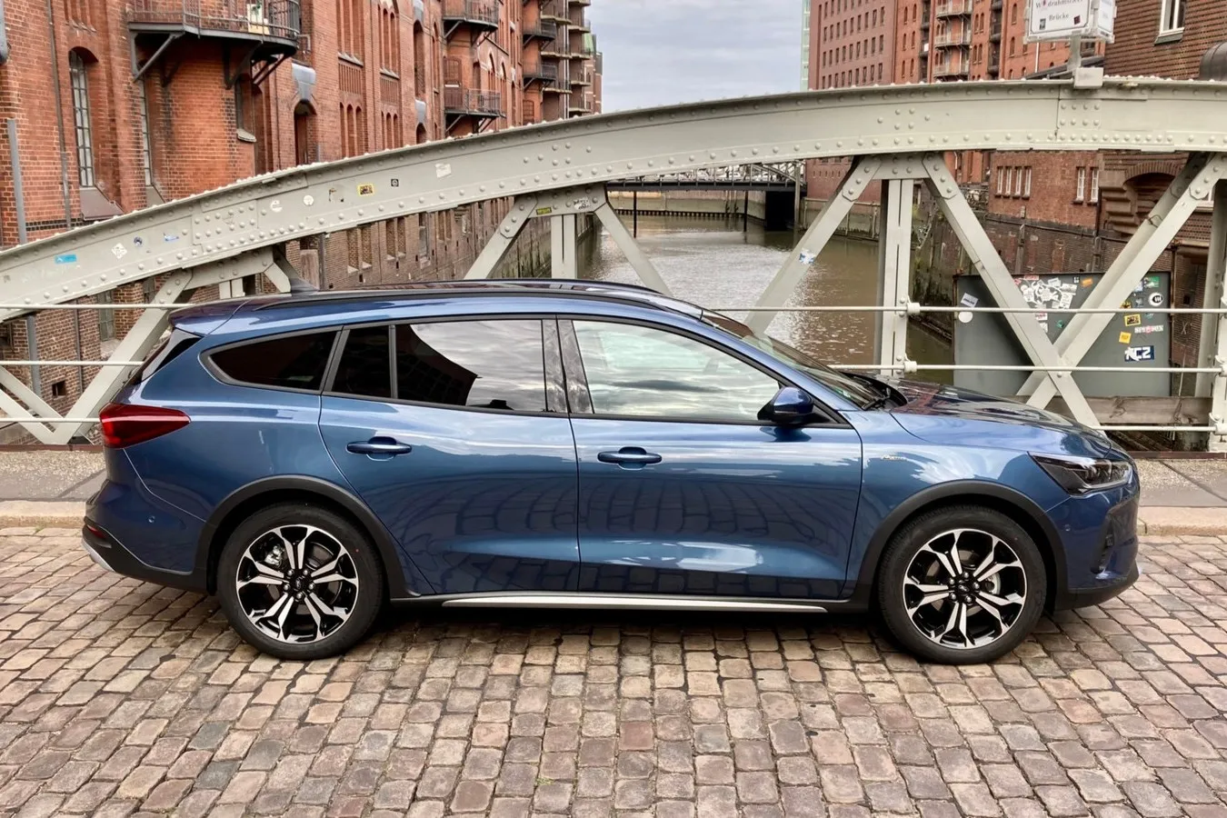Wer den Ford Focus in einer der Active-Varianten bestellt, bekommt mehr Bodenfreiheit und allerlei optischen Crossover-Zierrat.