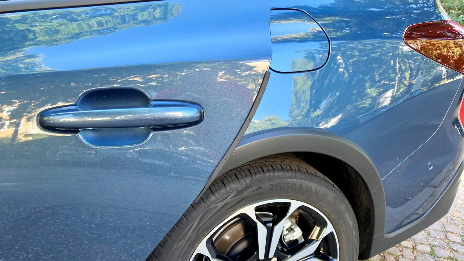 Wer für 252 bis 378 Euro das Easy-Parking-Paket ordert, bekommt auch einen automatisch ausfahrbaren Türkantenschutz an allen vier Seitentüren.