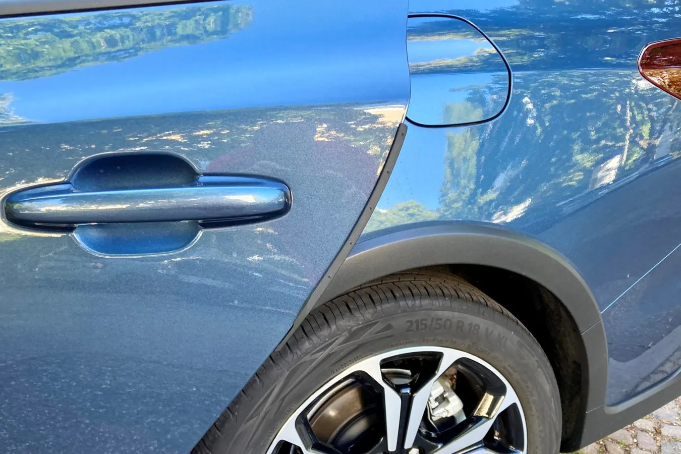 Wer für 252 bis 378 Euro das Easy-Parking-Paket ordert, bekommt auch einen automatisch ausfahrbaren Türkantenschutz an allen vier Seitentüren.