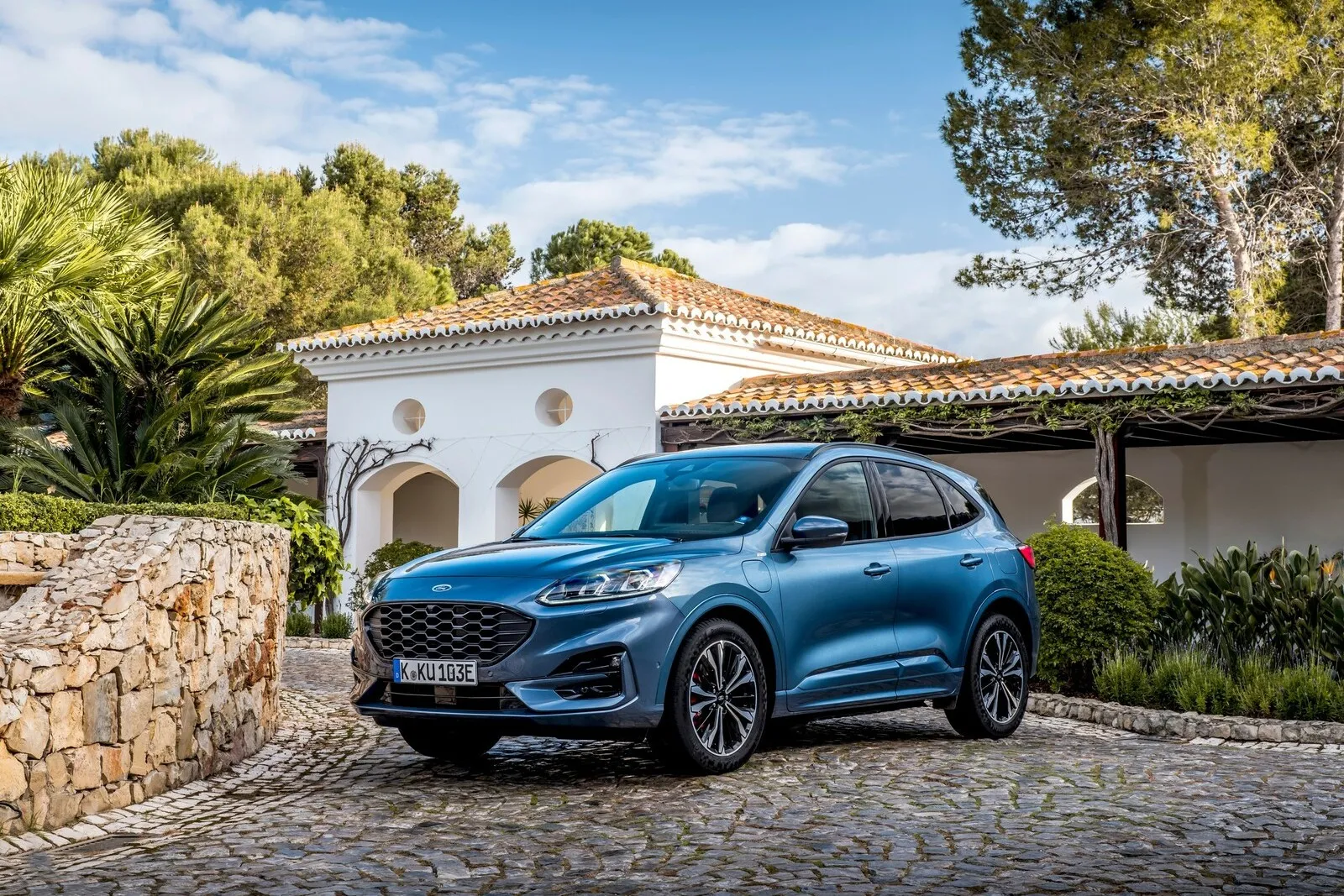 Ford Kuga: Der 2.5 PHEV Plug-in-Hybrid Titanium ist je Kilometer 29,0 Prozent günstiger als der 2.5 Duratec FHEV Hybrid Titanium.