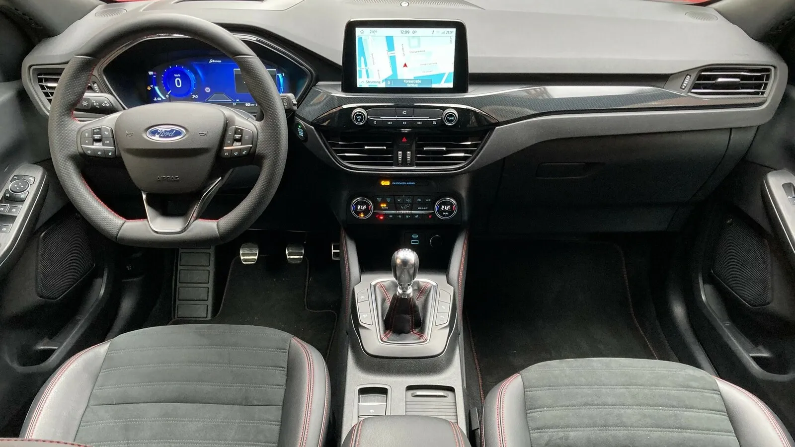 Digitale Instrumente gibt es ab Titanium, den 8-Zoll-Touchscreen könnte Ford gerne zum Fahrer hin anwinkeln.
