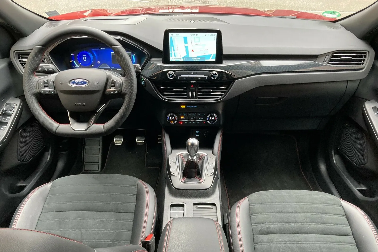 Digitale Instrumente gibt es ab Titanium, den 8-Zoll-Touchscreen könnte Ford gerne zum Fahrer hin anwinkeln.