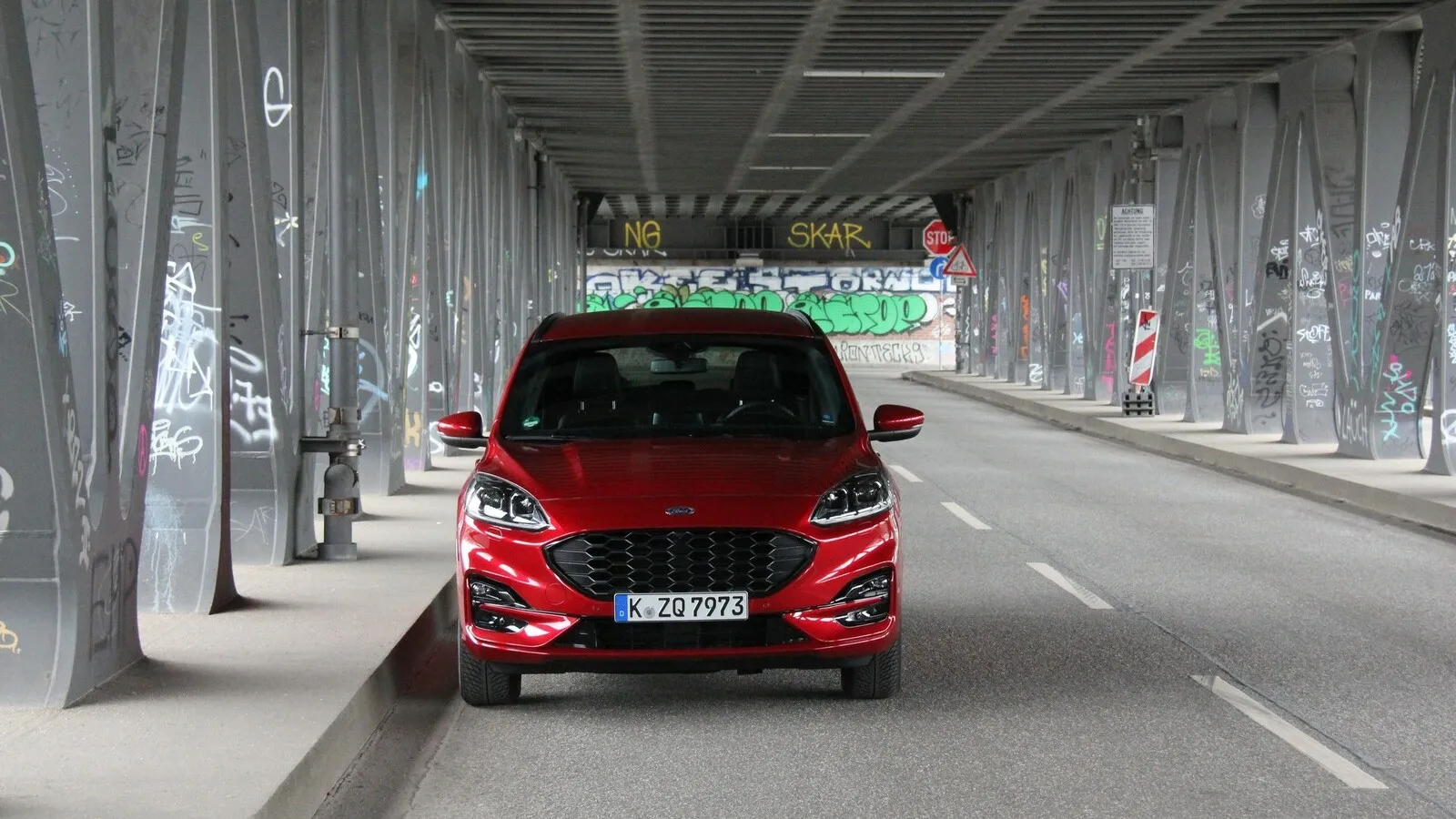 An der Front zeigt der Kuga den typischen sechseckigen Ford-Grill.