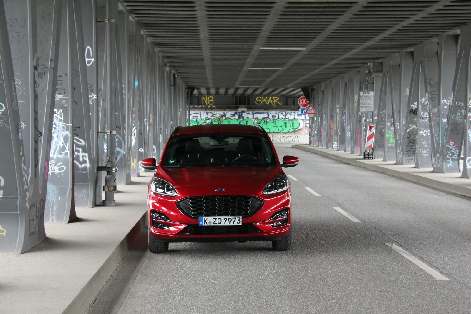 An der Front zeigt der Kuga den typischen sechseckigen Ford-Grill.