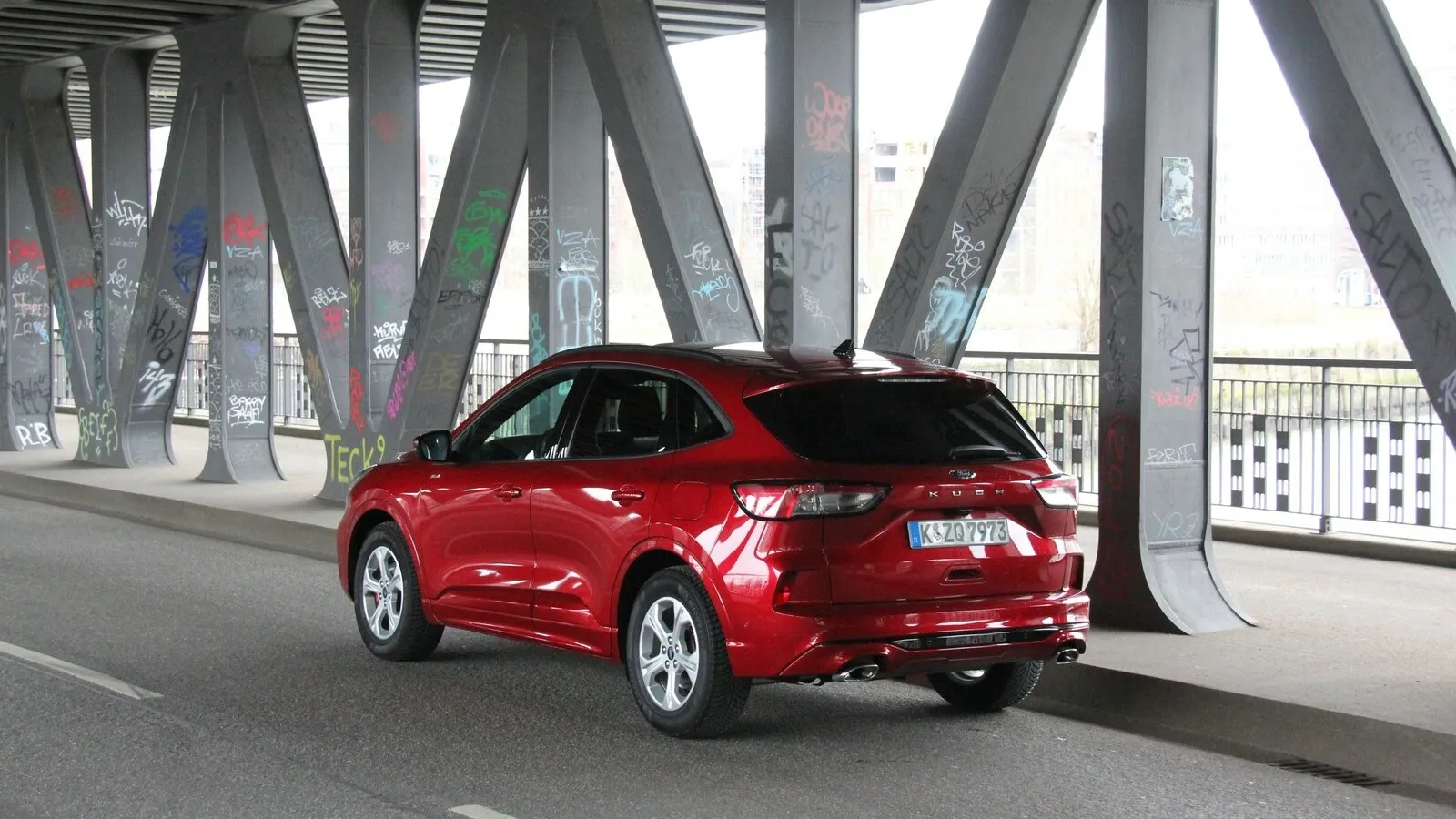 Schräges Kuga-Heck im Stile des Ford Focus Turnier.