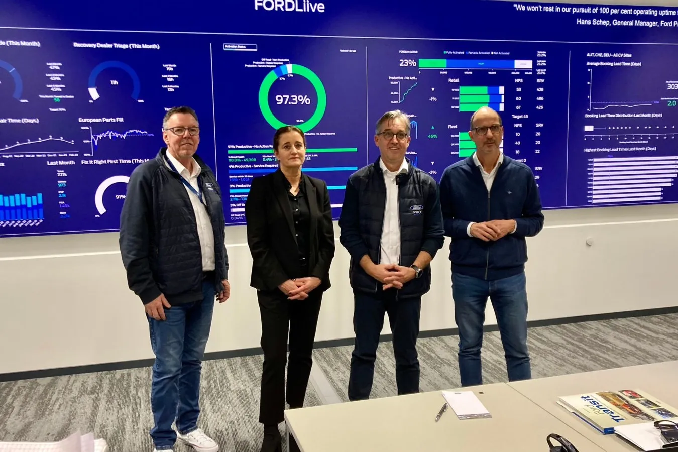 Jeffrey Scott, Claudia Vogt, Michael Anton und Isfried Hennen (vl.). stellten das Kölner Ford-Liive-Center vor.
