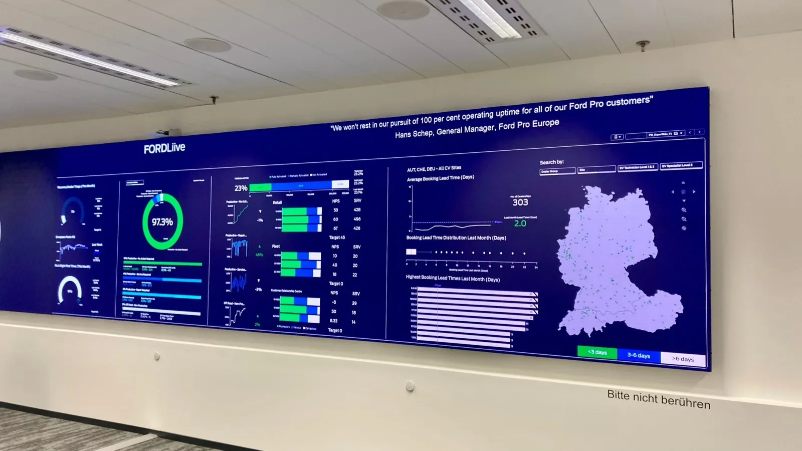 Neun mal zwei Meter große LEd-Wand: Alle wesentlichen Service-Kennzahlen für Transporter im Blick.