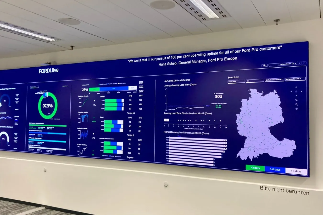 Neun mal zwei Meter große LEd-Wand: Alle wesentlichen Service-Kennzahlen für Transporter im Blick.