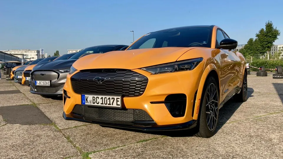Ford Mustang Mach-E: Das elektrische Crossover ist das erste Modell, für das Ford Blue Cruise bestellbar und damit freihändiges Autobahnfahren möglich ist.