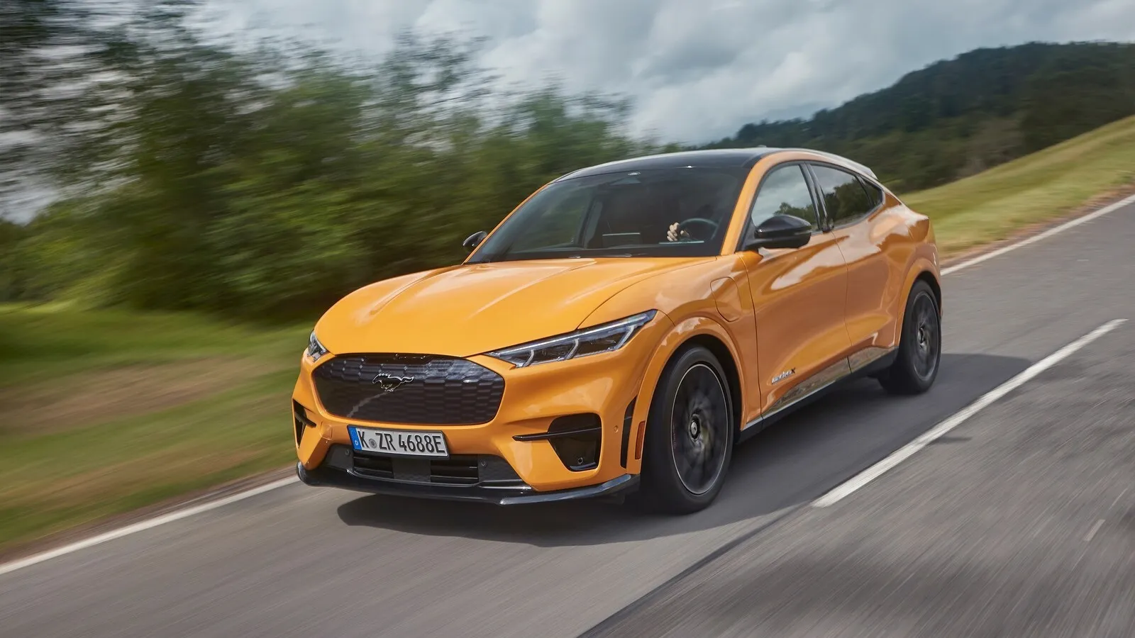 Angesichts 487 PS Leistung und 98,7 kWh-Batterie ist die Anhängelast beim Ford Mustang Mach-E mit 750 Kilogramm relativ gering.
