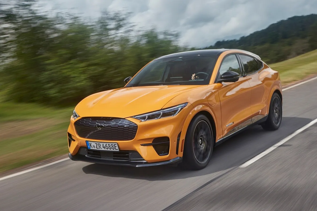 Angesichts 487 PS Leistung und 98,7 kWh-Batterie ist die Anhängelast beim Ford Mustang Mach-E mit 750 Kilogramm relativ gering.